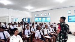 Babinsa Koramil Timika Beri Pembekalan kepada Siswa-Siswi Baru SMA Taruna Timika Babinsa Koramil Timika Beri Pembekalan kepada Siswa-Siswi Baru SMA Taruna Timika
