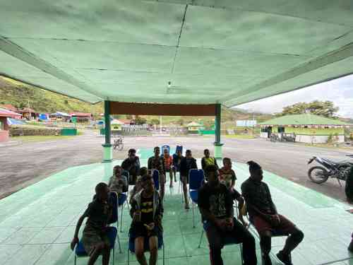 Lewat Nobar Piala Dunia 2026, Kodim 1714/Puncak Jaya Perkuat Silaturahmi dengan Warga