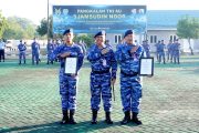 Harumkan Nama Satuan di PORAU 2026, Komandan Lanud Sjamsudin Noor Anugerahkan Piagam Penghargaan Kepada Dua Personel Berprestasi