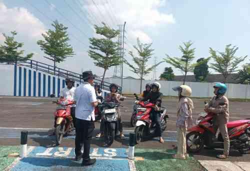 Edukasi Keselamatan dan Layanan Administrasi Jadi Andalan Program Polantas Tuban Menyapa Edukasi Keselamatan dan Layanan Administrasi Jadi Andalan Program Polantas Tuban Menyapa