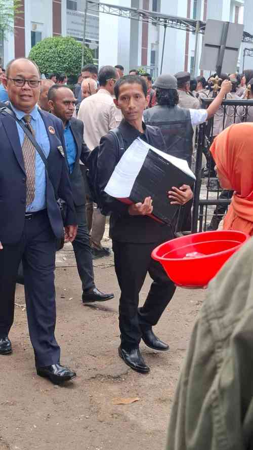 Sorotan PN Jaktim: Spanduk “Adili Jokowi” Muncul dalam Aksi ARM Sorotan PN Jaktim: Spanduk “Adili Jokowi” Muncul dalam Aksi ARM