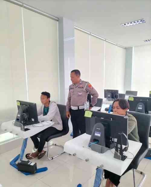 Pelayanan Polantas Tuban Tuai Pujian, Urusan SIM, STNK dan BPKB Kini Lebih Mudah di Tuban Pelayanan Polantas Tuban Tuai Pujian, Urusan SIM, STNK dan BPKB Kini Lebih Mudah di Tuban