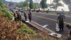 Jumat Bersih, Personel Kodim 1505/Tidore Sigap Bersihkan Selokan Tertimbun Longsor