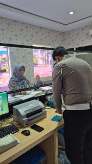 Fenomena Pagi di Tuban, Polantas Tuban Dikerubungi Warga yang Ingin Tahu Prosedur SIM dan BPKB