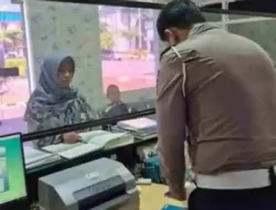 Fenomena Pagi di Tuban, Polantas Tuban Dikerubungi Warga yang Ingin Tahu Prosedur SIM dan BPKB