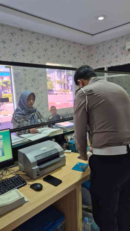 Fenomena Pagi di Tuban, Polantas Tuban Dikerubungi Warga yang Ingin Tahu Prosedur SIM dan BPKB Fenomena Pagi di Tuban, Polantas Tuban Dikerubungi Warga yang Ingin Tahu Prosedur SIM dan BPKB