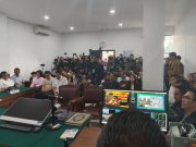 Pendukung Roy Suryo Datangi PN Jakarta Selatan, Gelar Orasi dan Bentangkan Spanduk