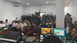 Pendukung Roy Suryo Datangi PN Jakarta Selatan, Gelar Orasi dan Bentangkan Spanduk