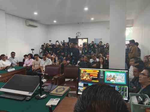 Pendukung Roy Suryo Datangi PN Jakarta Selatan, Gelar Orasi dan Bentangkan Spanduk Pendukung Roy Suryo Datangi PN Jakarta Selatan, Gelar Orasi dan Bentangkan Spanduk