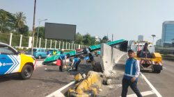Jasa Marga Evakuasi Mobil Dinas TNI AD yang Kecelakaan di Tol Pulau Dua