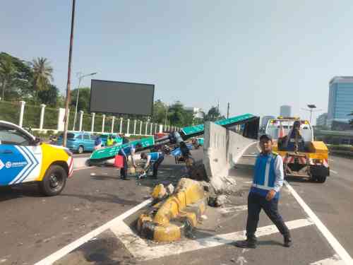 Jasa Marga Evakuasi Mobil Dinas TNI AD yang Kecelakaan di Tol Pulau Dua