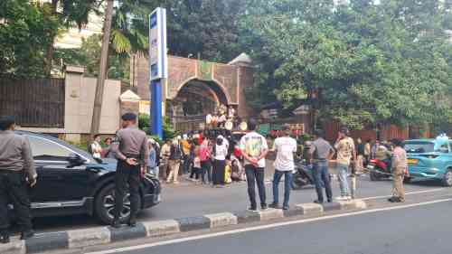 Aksi Sore Hari di Kejagung, Massa Desak Pembenahan Internal dan Penindakan Oknum Bermasalah Aksi Sore Hari di Kejagung, Massa Desak Pembenahan Internal dan Penindakan Oknum Bermasalah