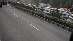 Dini Hari Mencekam di Kapten Tendean, Truk Pengangkut Bore Pile Tabrak Jembatan Pejalan Kaki