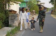 Bikin Adem! Kehadiran Satgas TMMD 129 Bojonegoro Jadi “Kakak Baru” Anak Desa Kesongo