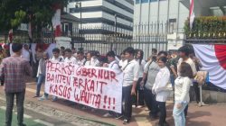 Aksi di Pintu Belakang Kemendagri, Massa Desak Pemeriksaan Gubernur Banten