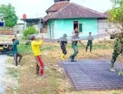 Percepat Pembangunan Jalan Cor Beton: Satgas TMMD 129 Bojonegoro dan Warga Gotong Royong Turunkan Material Besi