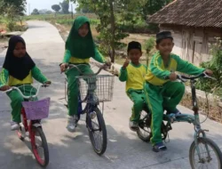 Senyum Ceria Anak-Anak Kesongo, Menyusuri Jalan Baru Hasil TMMD 129 Bojonegoro