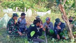 Babinsa Koramil Mapurujaya Bersama Warga Bersihkan TPU Kampung Hiripau