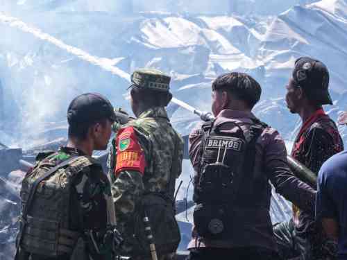 Kodim 1714/Puncak Jaya Reaksi Cepat Bantu Pemadaman Kebakaran di Kota Mulia