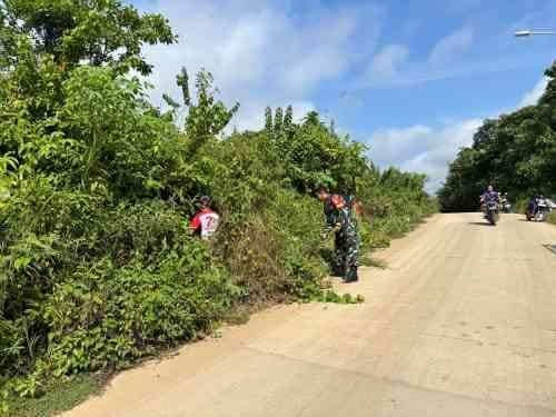 Wujudkan Lingkungan Sehat, Babinsa dan Warga Kompak Gelar Gotong Royong Wujudkan Lingkungan Sehat, Babinsa dan Warga Kompak Gelar Gotong Royong