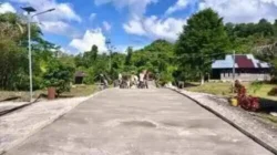 Turun Langsung ke Lapangan, Dansatgas TMMD Ke-129 Kodim 1807/Sorsel Kobarkan Semangat Gotong Royong Warga Turun Langsung ke Lapangan, Dansatgas TMMD Ke-129 Kodim 1807/Sorsel Kobarkan Semangat Gotong Royong Warga