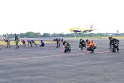 Pastikan Apron Bebas FOD, Personel Lanud Sjamsudin Noor Sisir Benda Asing Jaga Keselamatan Penerbangan Tetap Aman