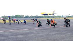 Pastikan Apron Bebas FOD, Personel Lanud Sjamsudin Noor Sisir Benda Asing Jaga Keselamatan Penerbangan Tetap Aman