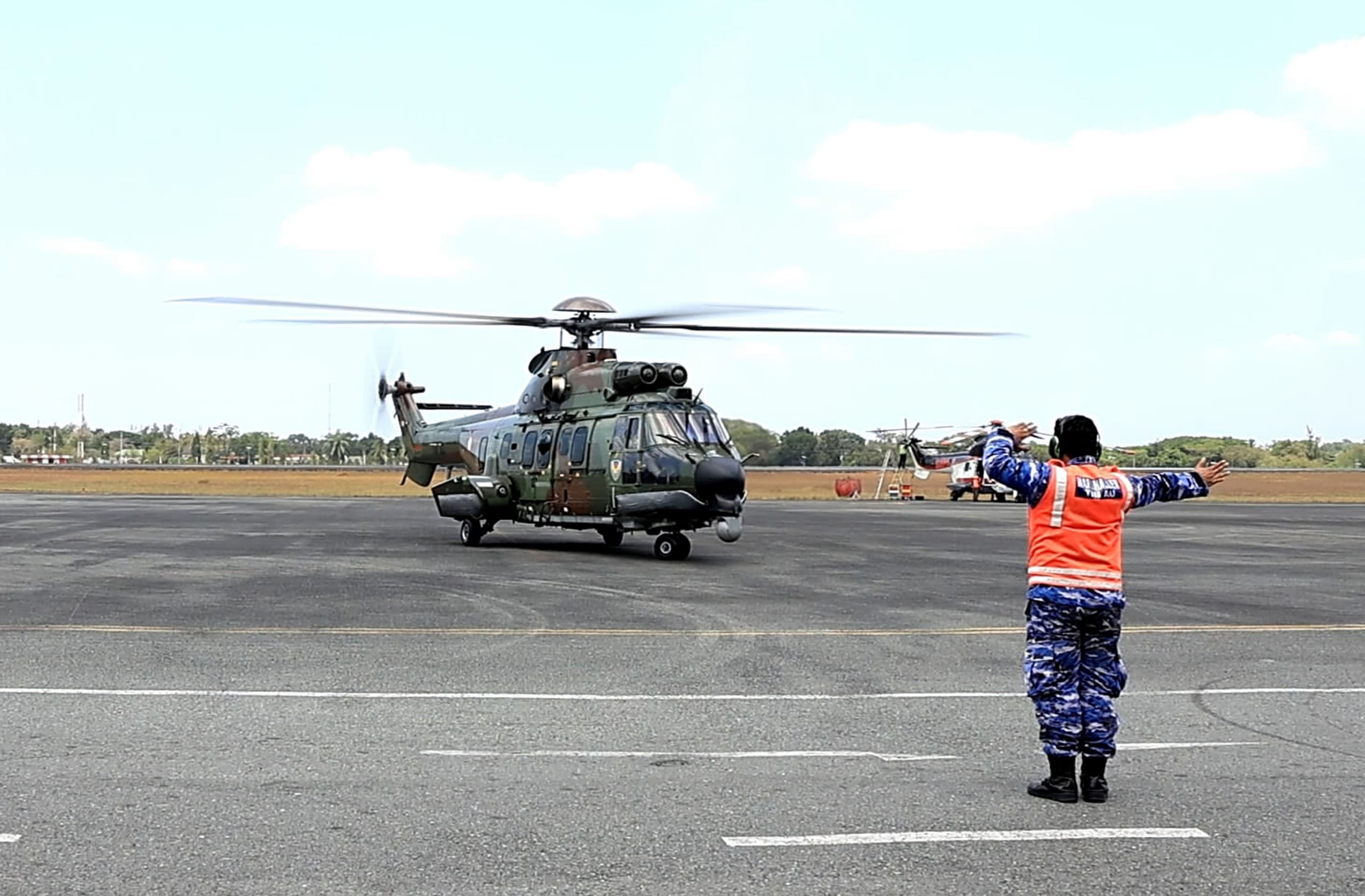 Menembus Asap Karhutla Kalsel, Personel Lanud Sjamsudin Noor dan Kekuatan Udara Bergerak, Heli TNI AU dan Gabungan Dikerahkan, Wujud Negara Hadir Menembus Asap Karhutla Kalsel, Personel Lanud Sjamsudin Noor dan Kekuatan Udara Bergerak, Heli TNI AU dan Gabungan Dikerahkan, Wujud Negara Hadir
