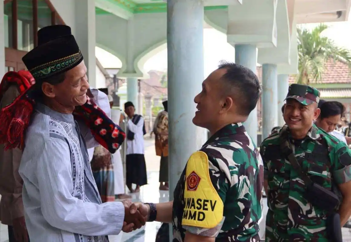 Saat Bintang Satu dan Warga Bersujud Bersama: Potret Kebersamaan Tim Wasev TMMD 129 Bojonegoro di Desa Kesongo