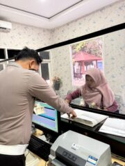 Polantas Tuban Datangi Permukiman, Warga Antusias Bertanya Soal SIM, STNK, dan BPKB