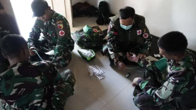 Menjaga "Napas" Pembangunan: Cerita Kemanusiaan dan Kesigapan Tim Kesehatan Satgas TMMD 129 Bojonegoro