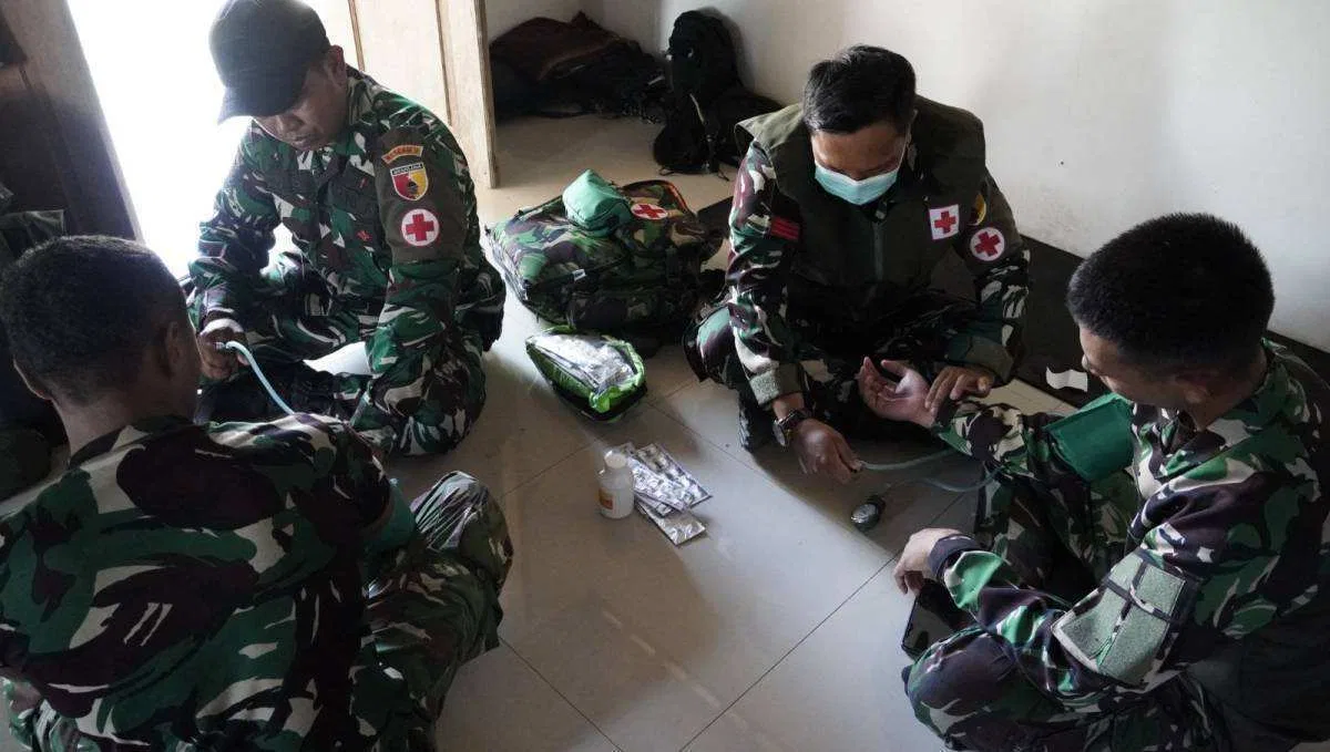 Menjaga "Napas" Pembangunan: Cerita Kemanusiaan dan Kesigapan Tim Kesehatan Satgas TMMD 129 Bojonegoro Menjaga "Napas" Pembangunan: Cerita Kemanusiaan dan Kesigapan Tim Kesehatan Satgas TMMD 129 Bojonegoro