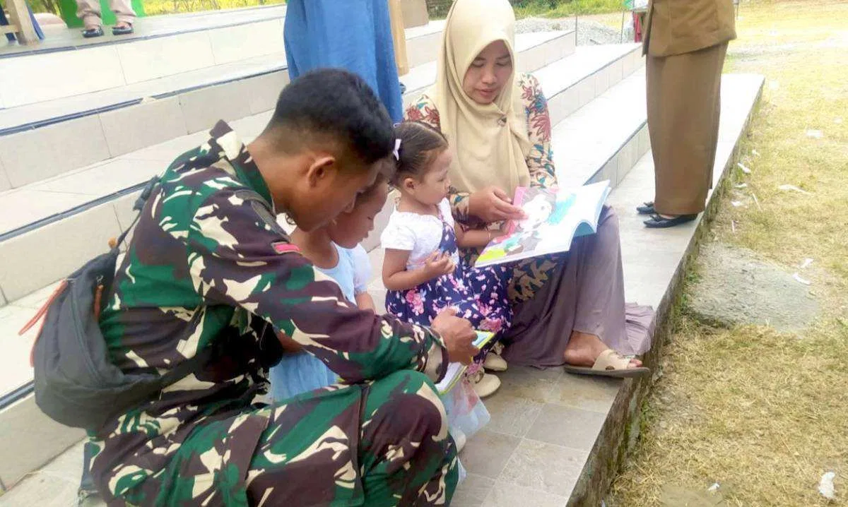 Menyemai Benih-Benih Kecerdasan: Ketika Satgas TMMD 129 Bojonegoro Membuka ‘Jendela Dunia’ Anak-Anak Kesongo Menyemai Benih-Benih Kecerdasan: Ketika Satgas TMMD 129 Bojonegoro Membuka ‘Jendela Dunia’ Anak-Anak Kesongo