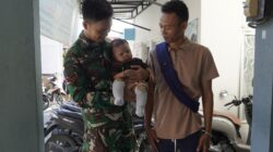 Sentuhan Hangat TMMD 129 Bojonegoro: Ketika Seragam Loreng Menjaga Senyum Sang Balita di Kesongo Sentuhan Hangat TMMD 129 Bojonegoro: Ketika Seragam Loreng Menjaga Senyum Sang Balita di Kesongo