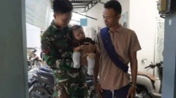 Sentuhan Hangat TMMD 129 Bojonegoro: Ketika Seragam Loreng Menjaga Senyum Sang Balita di Kesongo Sentuhan Hangat TMMD 129 Bojonegoro: Ketika Seragam Loreng Menjaga Senyum Sang Balita di Kesongo