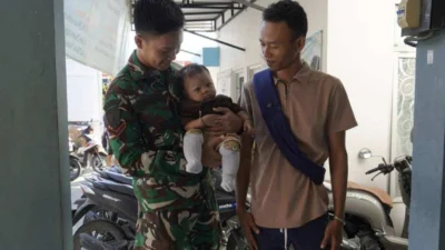 Sentuhan Hangat TMMD 129 Bojonegoro: Ketika Seragam Loreng Menjaga Senyum Sang Balita di Kesongo