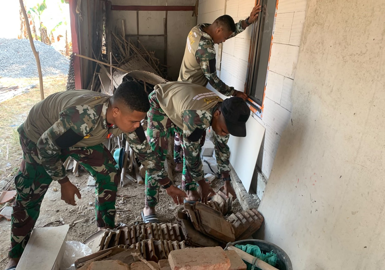 Ukir Senyum Ibu Wagini: Anggota Satgas Kebut Pembersihan dan Finishing Sebelum TMMD 129 Bojonegoro Usai Ukir Senyum Ibu Wagini: Anggota Satgas Kebut Pembersihan dan Finishing Sebelum TMMD 129 Bojonegoro Usai