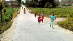 Senyum Ceria Anggi dan Jalan Beton TMMD 129 Bojonegoro yang Mengubah Suasana Sore di Dusun Mundu Senyum Ceria Anggi dan Jalan Beton TMMD 129 Bojonegoro yang Mengubah Suasana Sore di Dusun Mundu