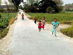 Senyum Ceria Anggi dan Jalan Beton TMMD 129 Bojonegoro yang Mengubah Suasana Sore di Dusun Mundu