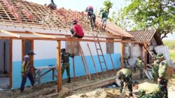 Menyusun Genting, Merajut Asa: Sentuhan Kebersamaan Satgas TMMD 129 Bojonegoro dan Warga di Kesongo Menyusun Genting, Merajut Asa: Sentuhan Kebersamaan Satgas TMMD 129 Bojonegoro dan Warga di Kesongo