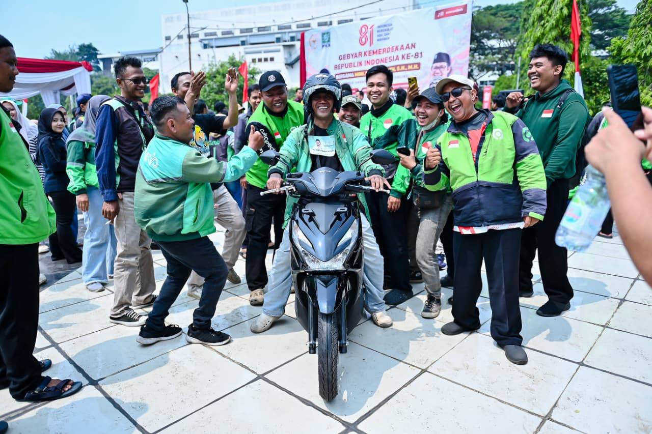 Meriahkan HUT RI ke-81, Rano Alfath Gelar Acara Khusus untuk 1.500 Pengemudi Ojol Meriahkan HUT RI ke-81, Rano Alfath Gelar Acara Khusus untuk 1.500 Pengemudi Ojol