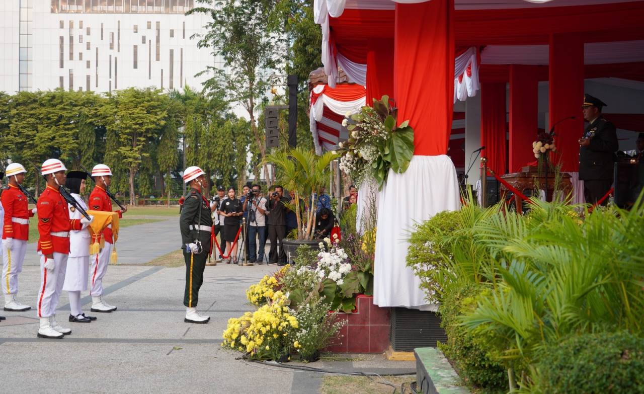 Berlangsung Khidmat: Dandim Bojonegoro Pimpin Upacara Penurunan Bendera HUT ke-81 RI Berlangsung Khidmat: Dandim Bojonegoro Pimpin Upacara Penurunan Bendera HUT ke-81 RI