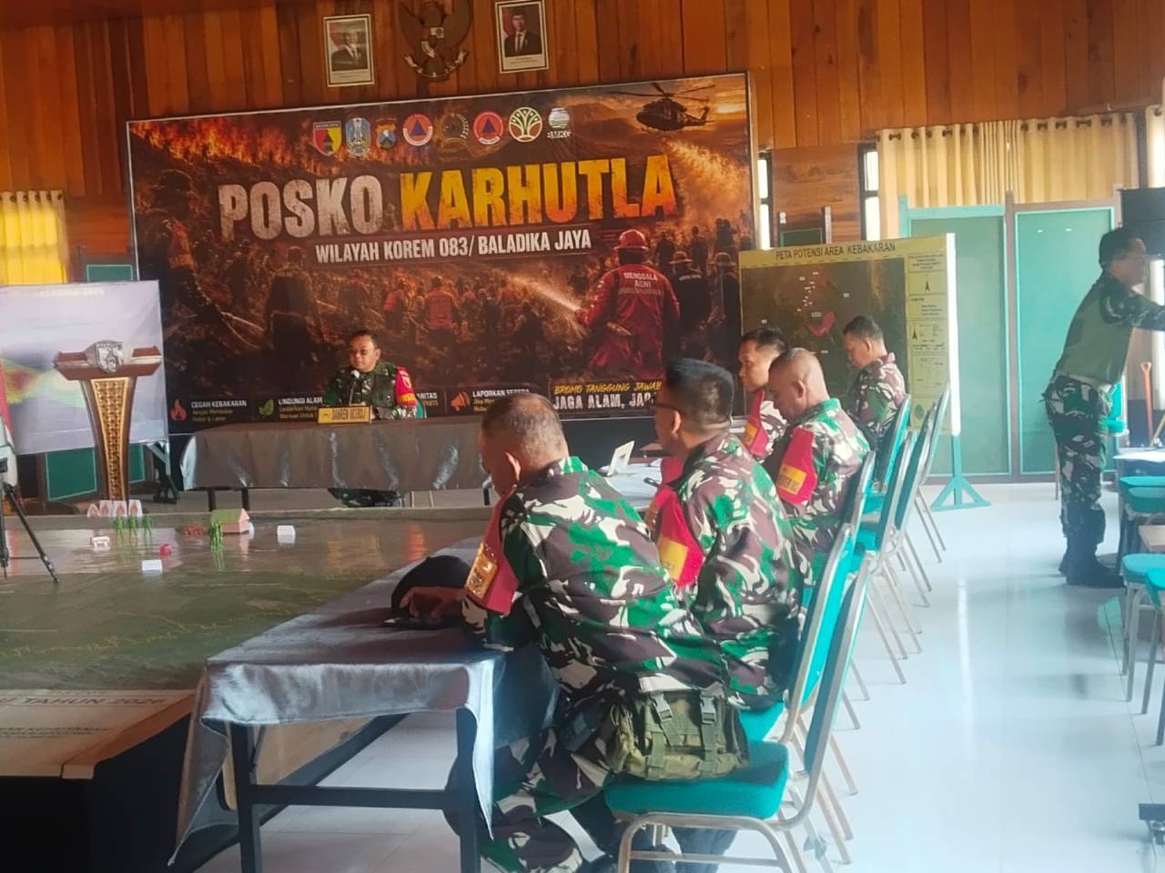 Danrem 083/Bdj Kolonel Inf Wahyu Ramadhanus Suryawan Pimpin Rapat Evaluasi Penanganan Karhutla Kawasan Taman Nasional Bromo Tengger Semeru