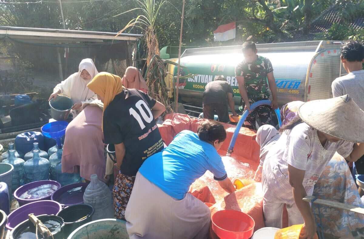 Peduli, Kodim 0813 Bojonegoro Pasok 8000 Liter Air Bersih ke Warga Desa Tlogohaji Peduli, Kodim 0813 Bojonegoro Pasok 8000 Liter Air Bersih ke Warga Desa Tlogohaji