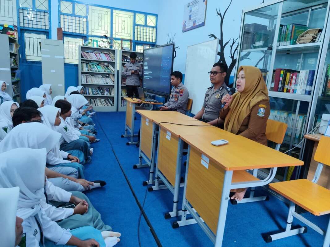 Polres Tulungagung Kembali Edukasi Pelajar, 180 Siswa SMAN 1 Kalidawir Belajar Manfaatkan AI Polres Tulungagung Kembali Edukasi Pelajar, 180 Siswa SMAN 1 Kalidawir Belajar Manfaatkan AI