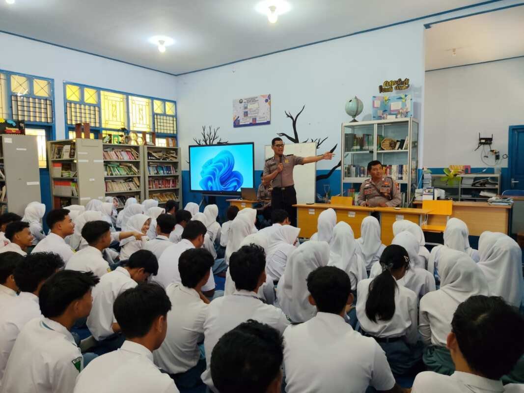 Polres Tulungagung Kembali Edukasi Pelajar, 180 Siswa SMAN 1 Kalidawir Belajar Manfaatkan AI Polres Tulungagung Kembali Edukasi Pelajar, 180 Siswa SMAN 1 Kalidawir Belajar Manfaatkan AI