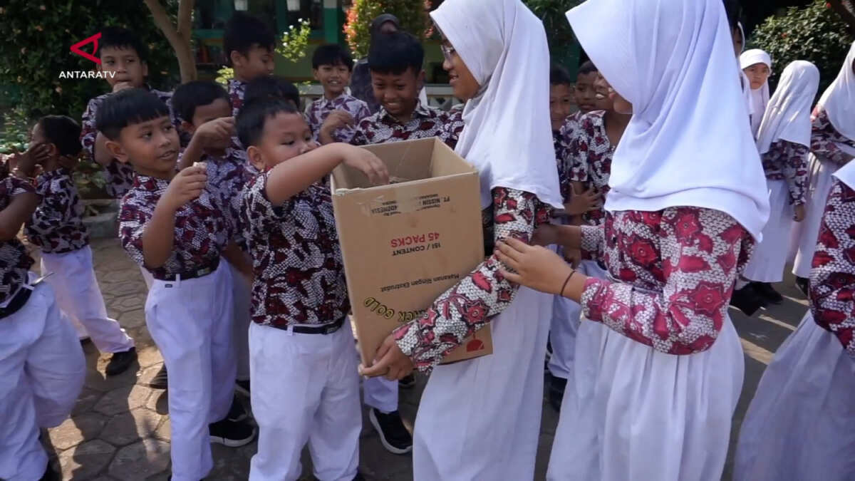 Siswa SDN Kauman 07 Batang Gelar Penggalangan Dana untuk Korban Gempa NTT Siswa SDN Kauman 07 Batang Gelar Penggalangan Dana untuk Korban Gempa NTT
