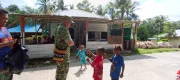 Hangatkan Kebersamaan, Dansatgas TMMD Ke-129 Kodim 1807/Sorong Selatan Berbagi Keceriaan Bersama Anak-Anak Kampung Sesor