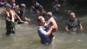 Kebersamaan Satgas TMMD Ke-129 dan Warga di Air Terjun Kampung Sesor, Wujud Kemanunggalan TNI dengan Rakyat yang Semakin Erat