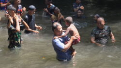 Kebersamaan Satgas TMMD Ke-129 dan Warga di Air Terjun Kampung Sesor, Wujud Kemanunggalan TNI dengan Rakyat yang Semakin Erat